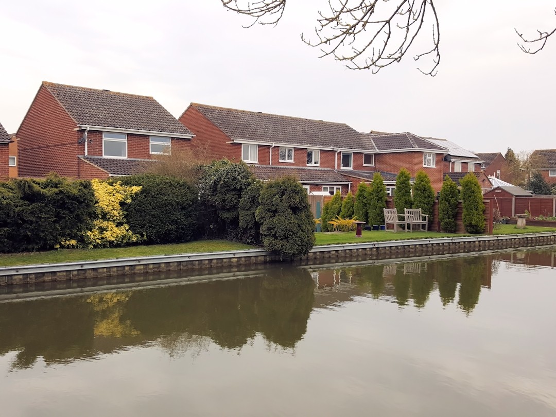 Tidy canalside development, Kidlington