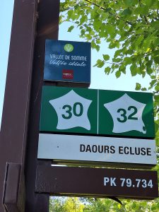 Signpost with Véloroute symbols '30' and '32'